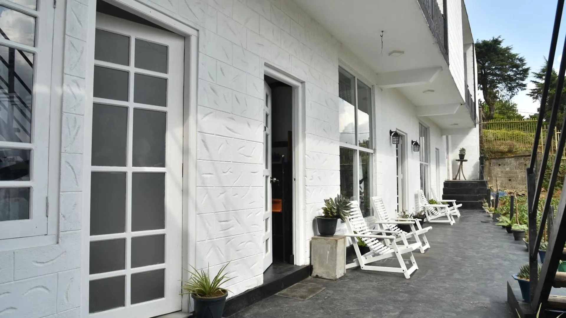 Shiny Cot Garden View Family Room Nuwara Eliya Sri Lanka