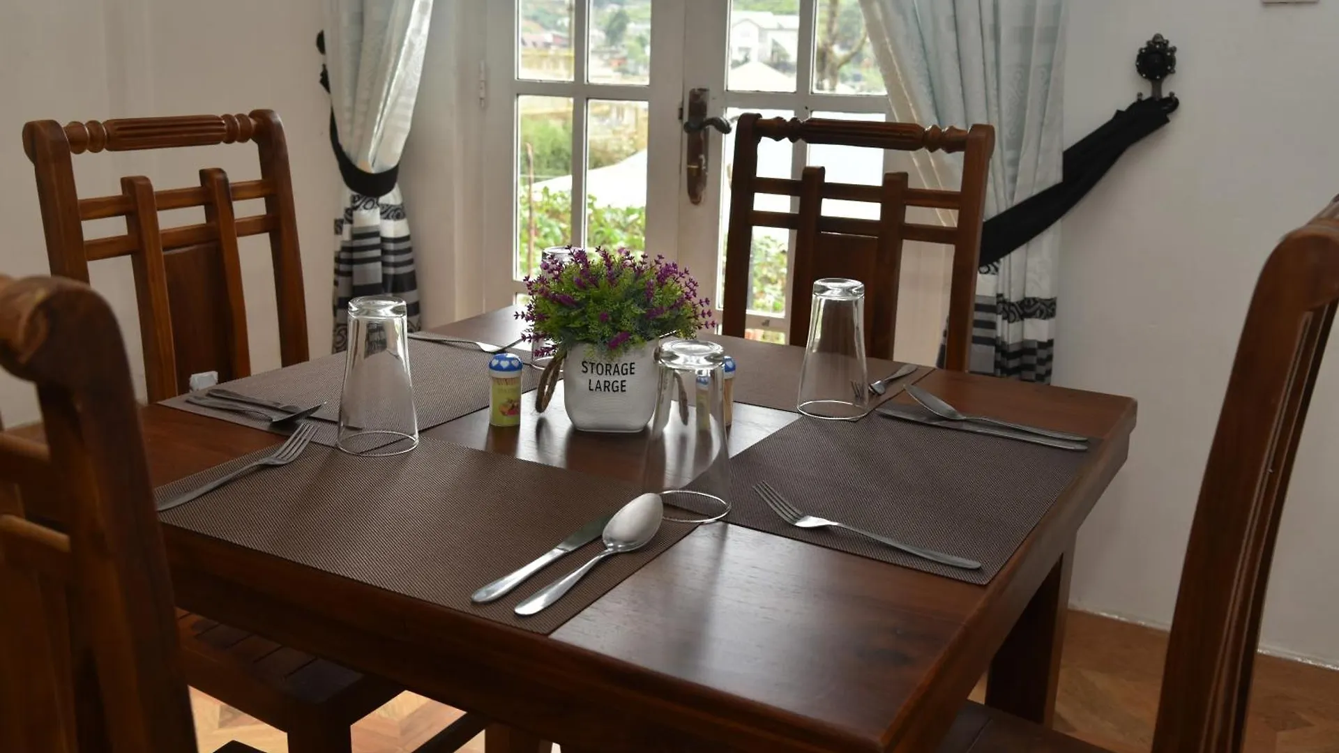 Shiny Cot Garden View Family Room Nuwara Eliya Guest house